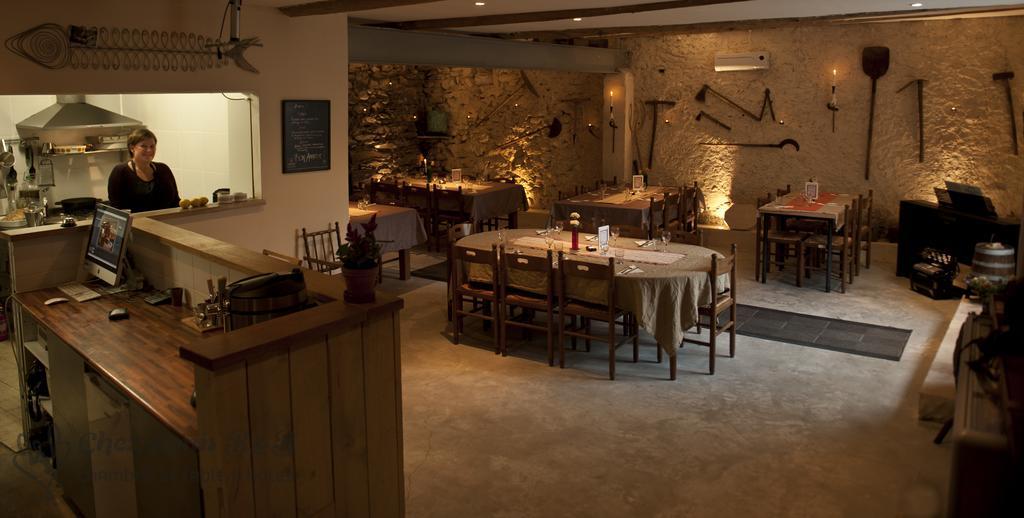 Chez Les Amis Hotel Saint-Nazaire-de-Ladarez Buitenkant foto