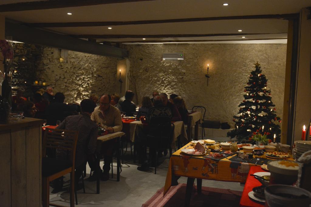 Chez Les Amis Hotel Saint-Nazaire-de-Ladarez Buitenkant foto