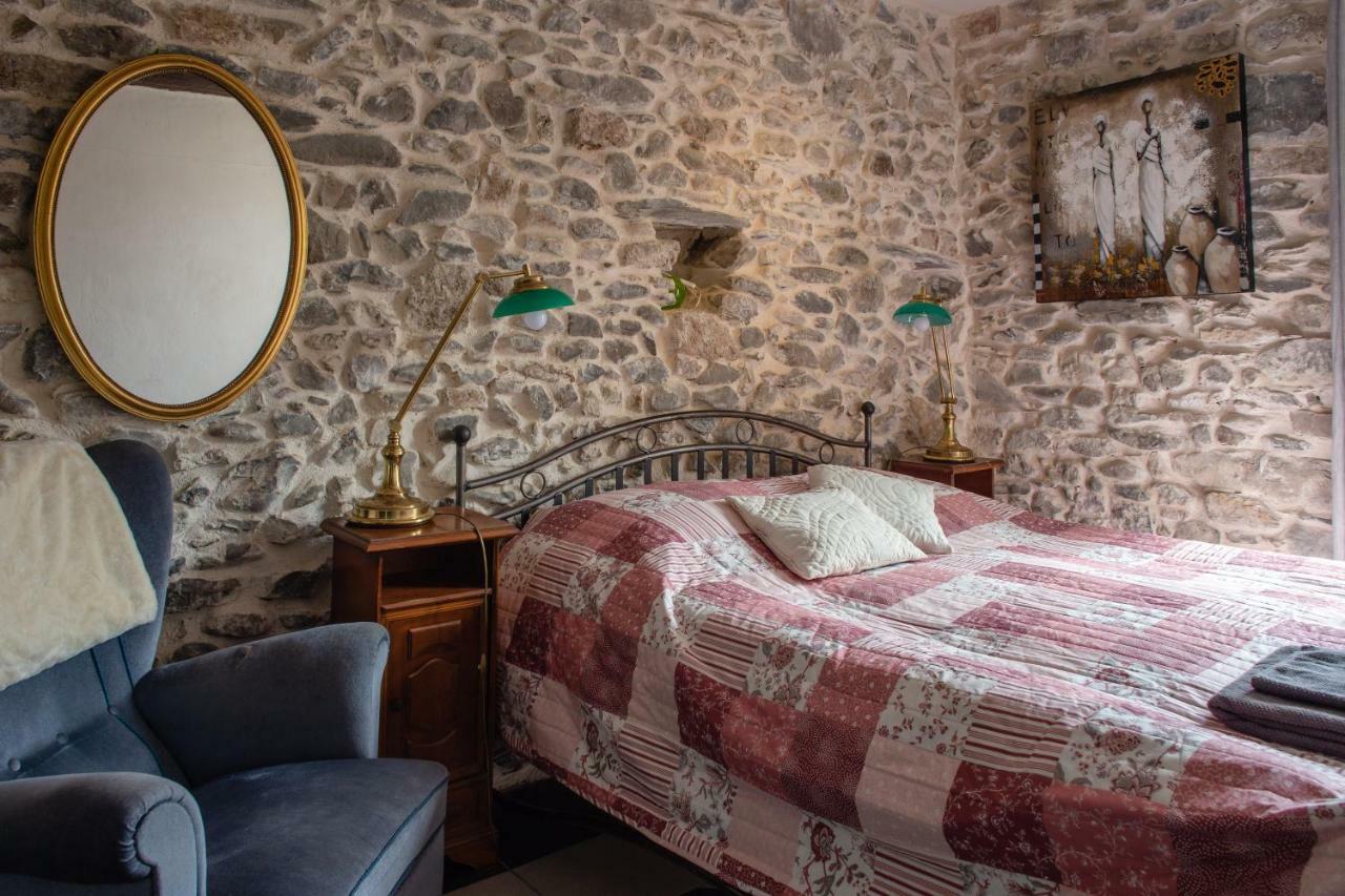 Chez Les Amis Hotel Saint-Nazaire-de-Ladarez Buitenkant foto