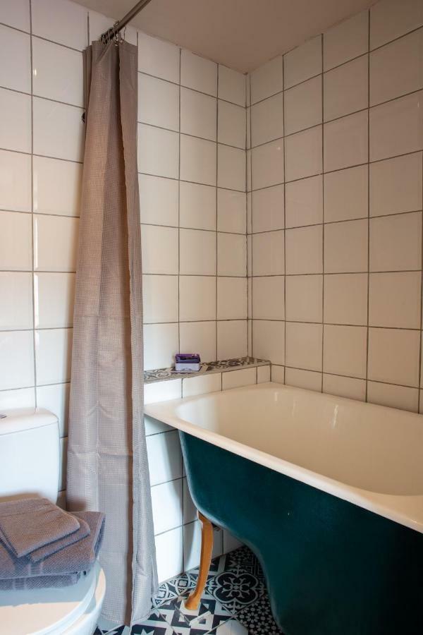 Chez Les Amis Hotel Saint-Nazaire-de-Ladarez Buitenkant foto